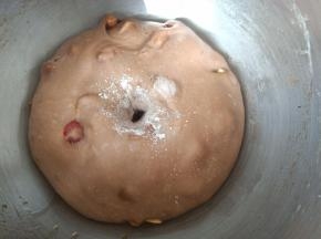 50分钟左右，用手指粘面粉在面团中间戳个洞，不回缩，不塌陷就发好了。