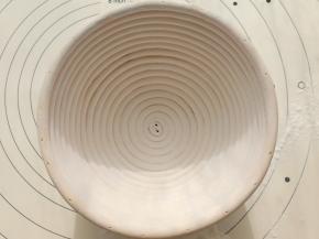 藤篮提前处理一下。喷薄薄一层水，晾一下，再撒上一层高粉。