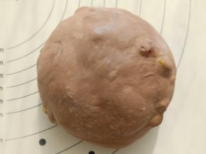 一发好后取出面团滚圆。