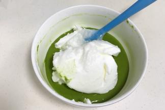 分三次把蛋白加入蛋黄糊内，用刮刀进行翻拌，一定翻拌均匀。