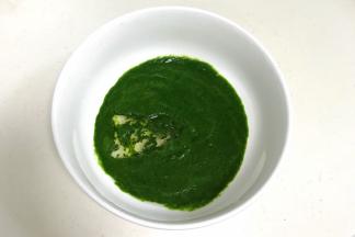 往菠菜汁内加入玉米油，用手动打蛋器搅拌均匀。