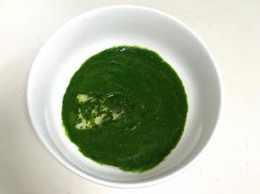 往菠菜汁内加入玉米油，用手动打蛋器搅拌均匀。