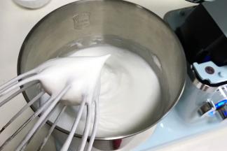 一直打至蛋白呈干性发泡状态，打蛋器提起有挺直不下垂的尖头。