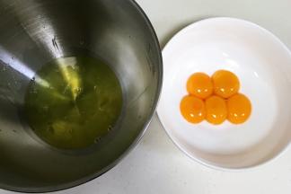 蛋白、蛋黄分离，分别放在无油无水的盆子内。