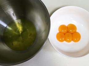 蛋白、蛋黄分离，分别放在无油无水的盆子内。