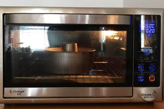 入预热好的烤箱中下层，上下火150度，约烤30分钟，转140度烤20分钟。