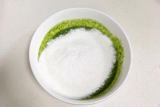 继续筛入低筋面粉。