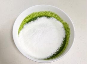继续筛入低筋面粉。