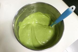 前两次翻拌好后，可以把面糊倒回盛有蛋白的搅拌桶内，继续翻拌均匀。