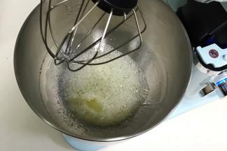 用厨师机6档低速把蛋白打至粗泡，加入1/3细砂糖。