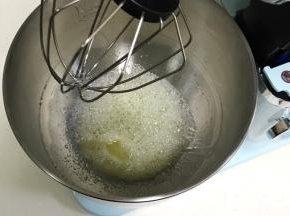 用厨师机6档低速把蛋白打至粗泡，加入1/3细砂糖。