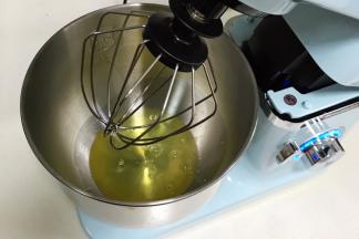 在蛋白内加入几滴柠檬汁或白醋。