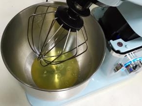 在蛋白内加入几滴柠檬汁或白醋。