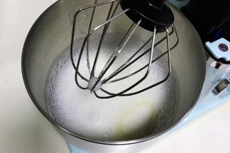 慢慢的转中速把蛋白打至细腻时，加入1/3细砂糖继续搅打。