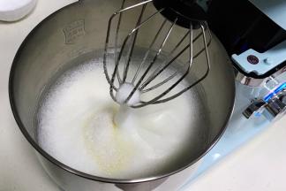 转高度继续打发，蛋白打出纹路就加入剩下的细砂糖。