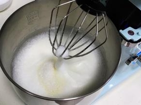转高度继续打发，蛋白打出纹路就加入剩下的细砂糖。