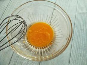 百香果汁与玉米油混合，搅打到融合乳化