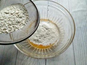 筛入低粉，用刮刀拌均匀