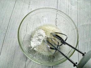 蛋白打到出现大泡泡，加入三分之一的白糖继续打