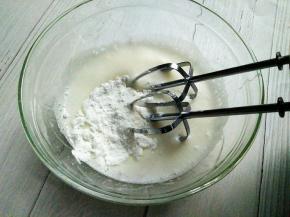 打到泡沫变细腻，加入剩下的二分之一白糖，转高速打发，打到出现明显纹路，加入剩下的白糖继续打发