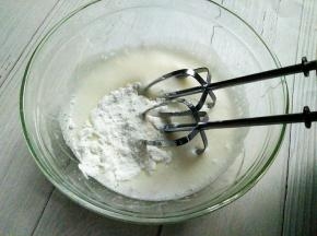 打到泡沫变细腻，加入剩下的二分之一白糖，转高速打发，打到出现明显纹路，加入剩下的白糖继续打发
