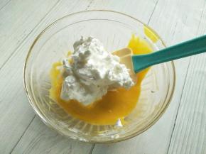 取三分之一蛋白糊到面糊中，以翻拌加切拌的手法拌均匀