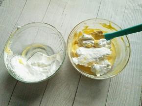 取剩下的二分之一的蛋白糊到面糊中，以同样手法拌均匀