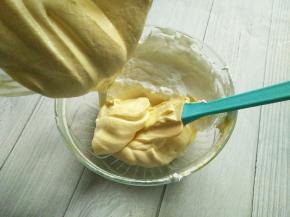 把拌好的面糊倒回剩下的蛋白糊中，以同样手法拌均匀