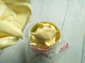 把面糊装入裱花袋，留出一点面糊