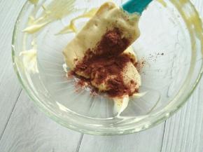 留出来的面糊加入可可粉，拌均匀