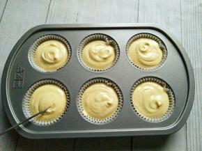 挤上蛋糕糊，用针来回划圈，让表面更平整