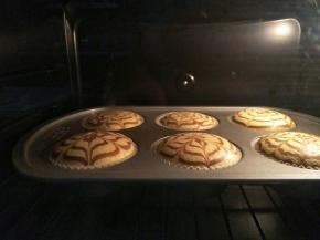 放进预热好的烤箱110度烤10分钟，转120度烤10分钟再转140度20分钟