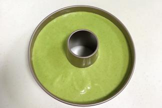 翻拌好的蛋糕糊倒入8寸中空模具中，震出气泡。