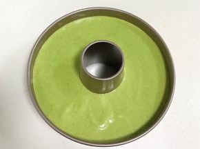 翻拌好的蛋糕糊倒入8寸中空模具中，震出气泡。