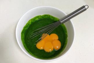 加入蛋黄，搅拌均匀。