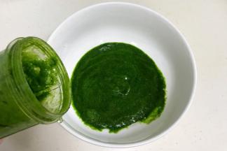 把切好的菠菜加入料理杯中，搅打成泥，若实在无法搅打开，可以加少许清水。