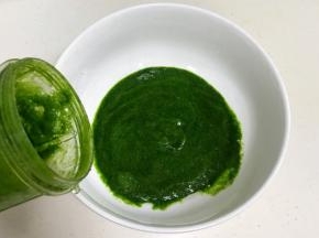 把切好的菠菜加入料理杯中，搅打成泥，若实在无法搅打开，可以加少许清水。