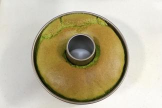 出炉后，立刻把蛋糕从高处摔几下，然后倒扣直至放凉。