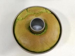 出炉后，立刻把蛋糕从高处摔几下，然后倒扣直至放凉。