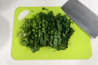 把菠菜冲洗干净，用刀切下。