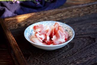 带皮五花肉切成薄片。