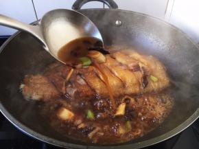 大火炖鱼时请用铲子铲起汤汁浇在鱼的身上，这个动作多重复几遍，以便鱼入味。
