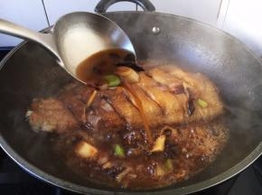 大火炖鱼时请用铲子铲起汤汁浇在鱼的身上，这个动作多重复几遍，以便鱼入味。
