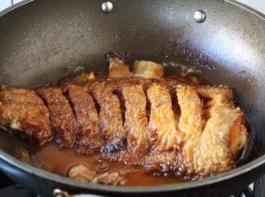 大火炖约15分钟左右，汤汁还剩是原汤汁的三分之一就可以关火出锅了。 