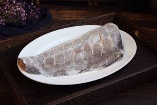 将鱼的两面沾上薄薄的一层面粉。