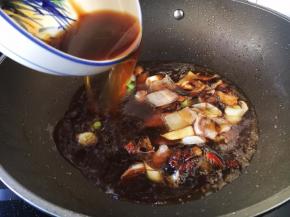 放入烹鱼的调料碗汁。