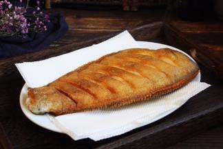 煎好的鱼沥一下油。 
最传统的沥油方法是把鱼放在笊篱上沥油。 
我的这个方法也不错吧。