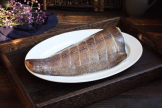 在鲽鱼的正反两面都切几刀，为了方便入味。