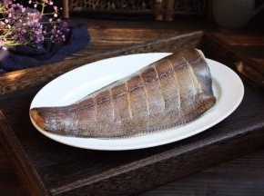 在鲽鱼的正反两面都切几刀，为了方便入味。