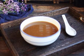 调制烹鱼的碗汁：天津甜面酱半勺、生抽2勺、番茄酱三分之一勺、醋1勺、白糖1勺、蚝油1勺、盐半勺、白酒1勺、水适量，把它们调匀。